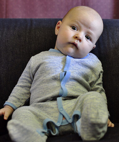 Los peligros de sentar a tu bebé antes de tiempo: Guía para padres